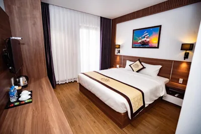 带阳台大床房 — Navy Hotel Ha Long